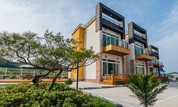 Pohang House | Maggiore Pension: Guest Rated 10/10 with Pool & Breakfast