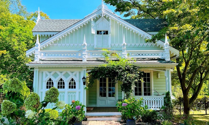 New Canaan House | Enchanting NYC Gingerbread Home - Rated 10/10 by Guests