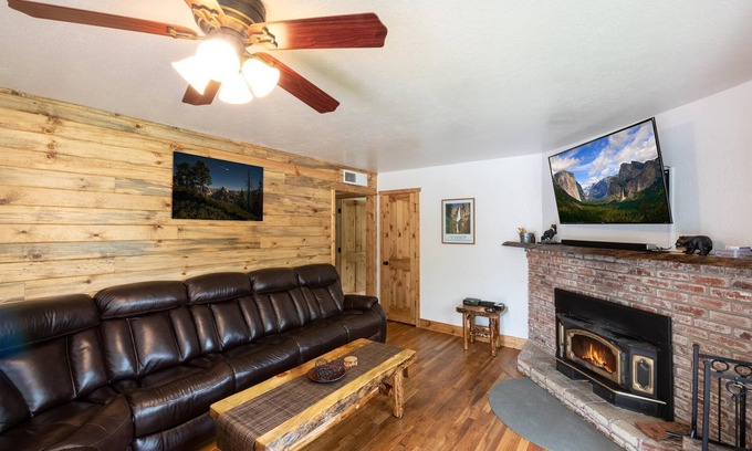 Yosemite Forks House | Enchanting Magic Escape with Kitchen & Breakfast Included