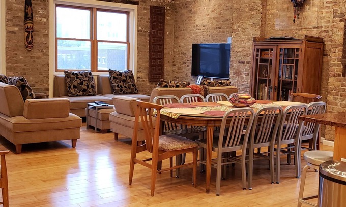 River North Apartment | Family-Friendly Magic Factory Loft with Unique Amenities
