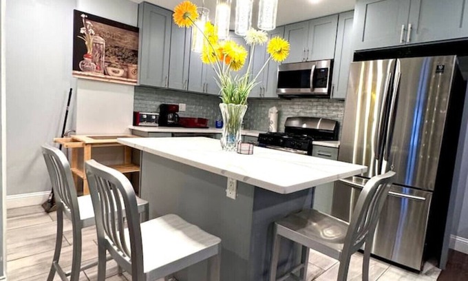 Washington Square West Apartment | Modern 2BD Apartment in Center City with Breakfast Included