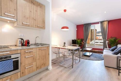 Collblanc y La Torrassa Apartment | Enchanting Hotel with Terrace - Family-Friendly Retreat