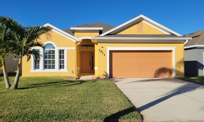 Magic Landings House | Delightful Family Retreat with Pool and Lake Access