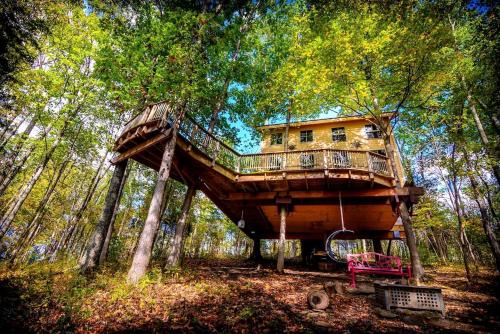 Stonewall House | Magical Family Tree House in Secluded Woodland near Germantown, Kentucky
