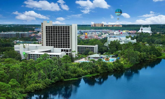 Lake Buena Vista Hotel | Enchanting Escape: Family-Friendly Near Disney Parks