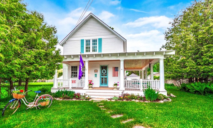 Harbor Springs House | Prime Location in Harbor Springs with Ocean Views & Pool
