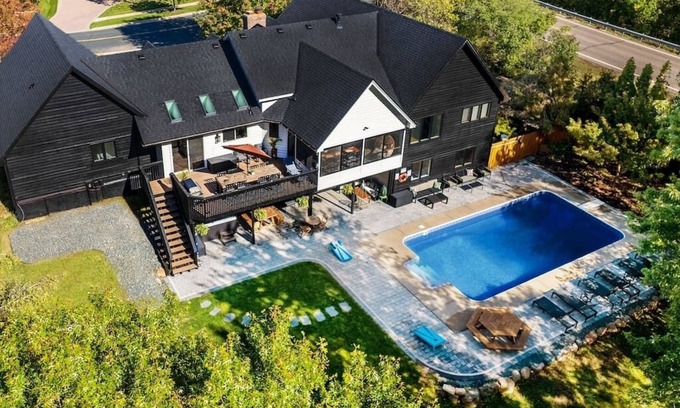 Dakota County House | Enchanting Lake Home Near MOA and MSP Airport