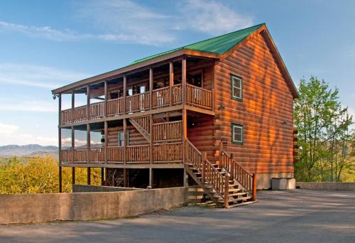 Gatlinburg - Pigeon Forge Villa | Enchanting Moose Retreat: 7 Bedrooms, Hot Tub & More