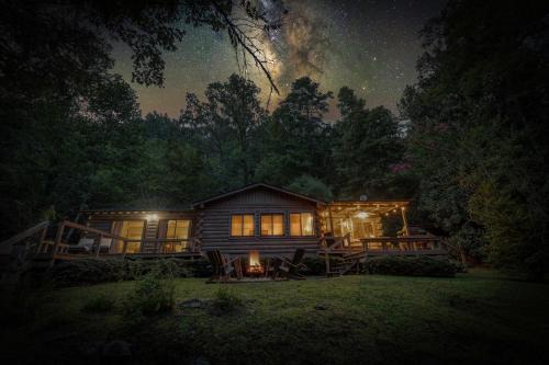 Mineral Bluff House | Enchanting Mountain Riverfront Retreat with Hot Tub & Views