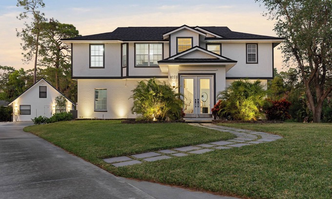 Naples House | Enchanting House in Naples with Pool and Spa Amenities