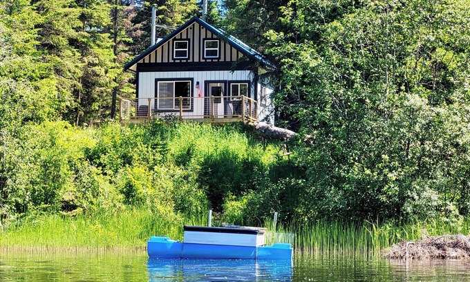 Bridge Lake Cabin | Enchanting Lakefront Cabin: Pet-Friendly & Family Ready