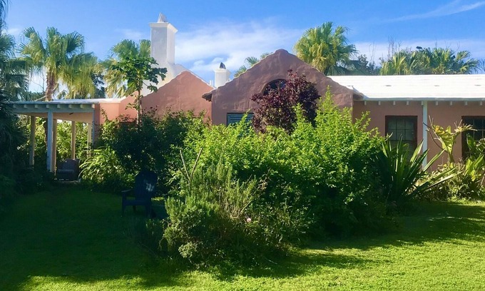 Somerset Village Cottage | Enchanting Sage Cottage: 3-Bed Retreat Near Cambridge Beaches