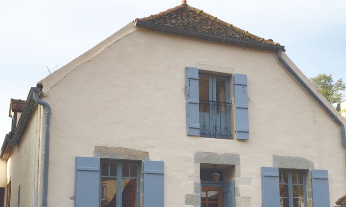 Semur-en-Auxois Cottage | Enchanting Tower Views & Garden Patio Near Historic Centre
