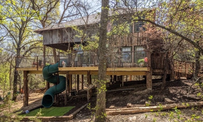 Dennis Cabin | Enchanting Treehouse Retreat on the Brazos River Awaits