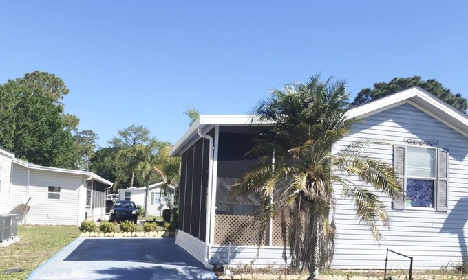 Kissimmee Cottage | Enchanting Vacation with Pool, Spa and Pet-Friendly Options