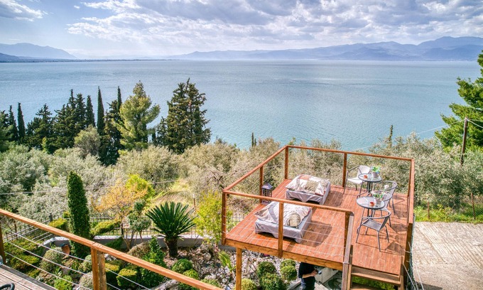 Kamena Vourla Apartment | Enchanting Studios with Ocean Views in Kamena Vourla