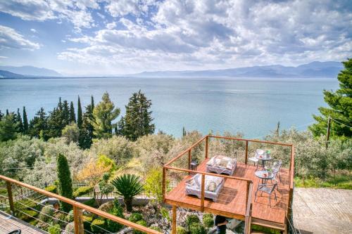 Kamena Vourla Apartment | Enchanting Oceanfront Retreat at Magical View Studios