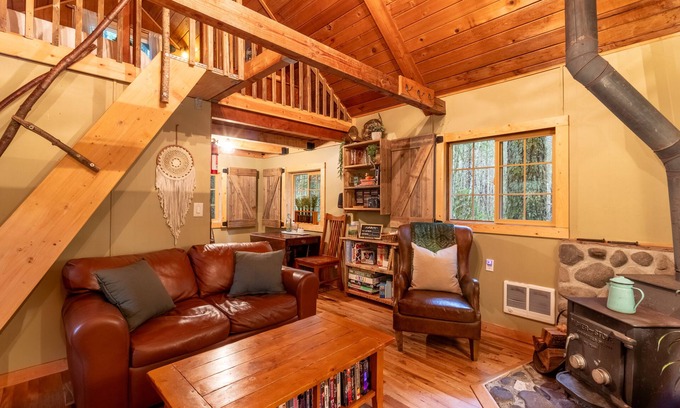 Ashford Cabin | Lake View Retreat at Creekside, Tahoma Park House