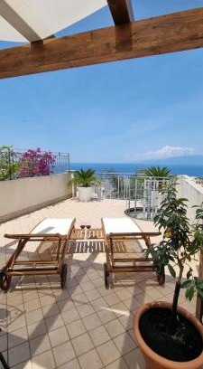 Pizzo Apartment | Unforgettable MAGIK Hill: Oceanfront Pool and Family Fun
