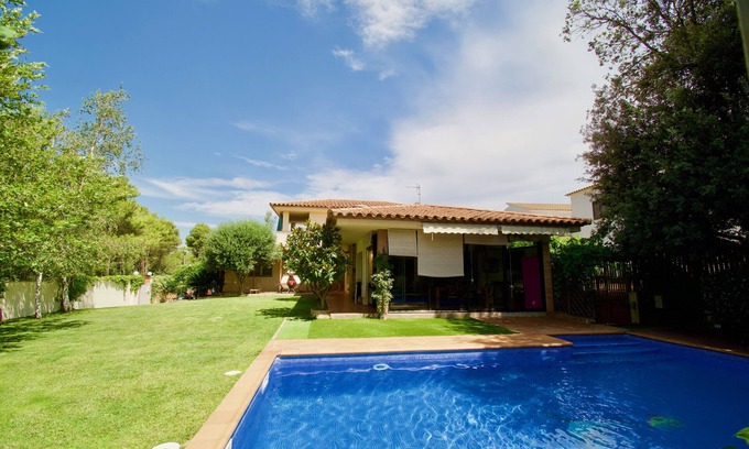 L'Escala Villa | Elegant Villa with Private Pool Near Montgó Beach