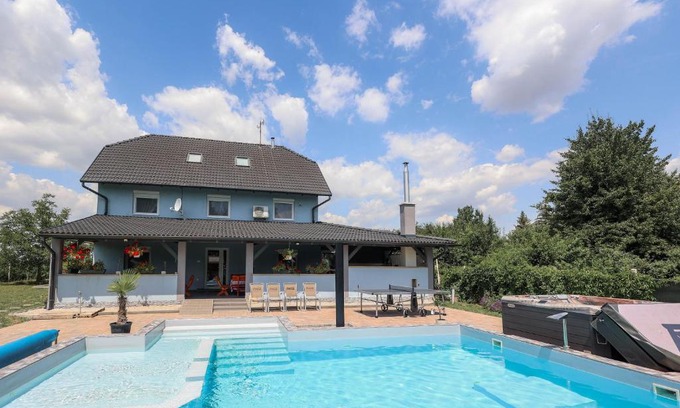 Nagylapos Villa | Discover Magnólia Vendégház: Family-Friendly Oasis