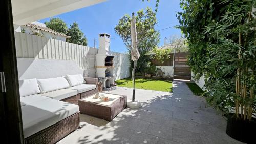 Sesmarias Apartment | Cozy Studio Retreat with Garden, 5 Minutes to Beach