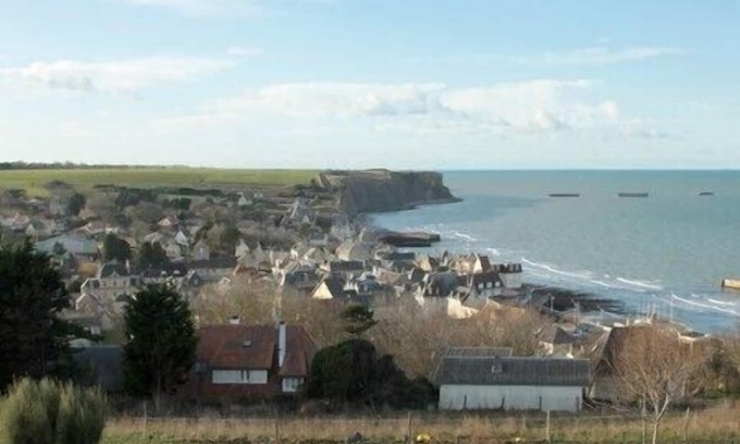 Arromanches-les-Bains Cottage | Pet-Friendly Gite in the Heart of Arromanches Awaits