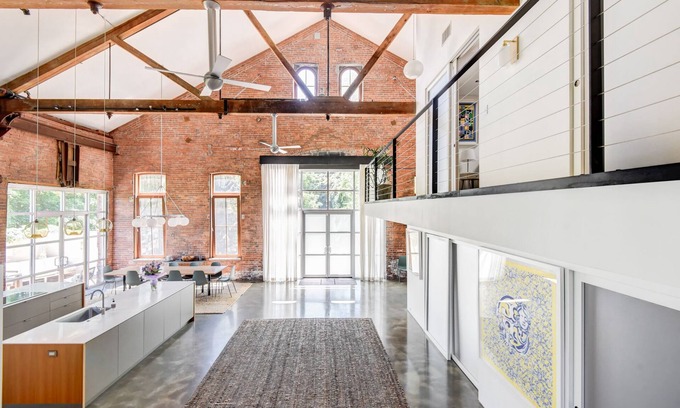 Beacon House | Guest Rated 10/10 Beacon Urban Loft with Home Theatre