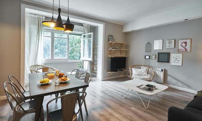 La Nova Esquerra de l'Eixample Apartment | Inviting 4-Bedroom Apartment in Eixample - Rated 9.5/10
