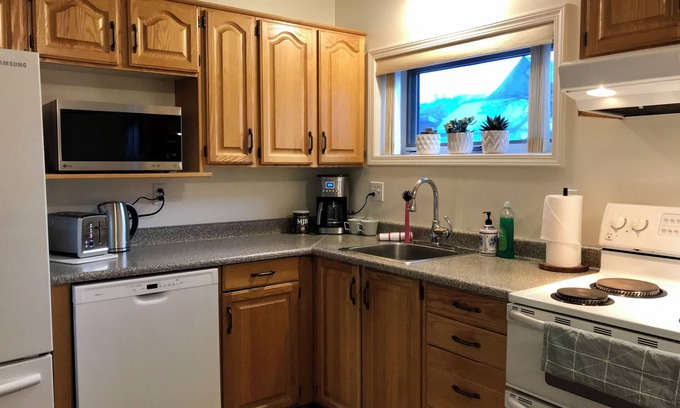 Revelstoke House | Magnificent 5 bedroom Downtown Home