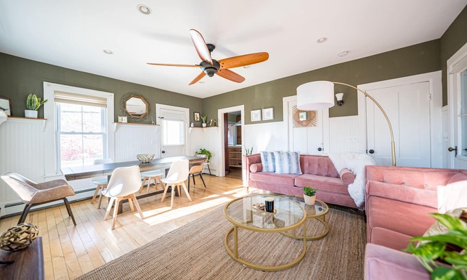 Norwich House | Magnificent 5BR/2BA Near Casinos