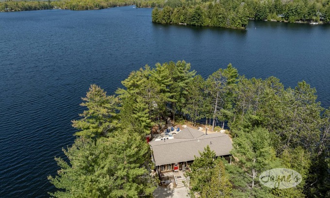 Algonquin Highlands Cottage | Scenic 6-Bedroom Cottage with Lake Views and Family-Friendly Amenities