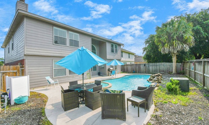 Atascocita House | Grand 6-BR Retreat with Pool & Spa Near Downtown