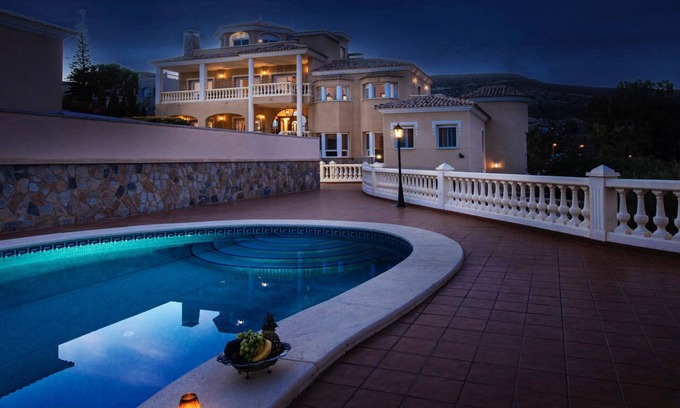 Coveta Fuma Apartment | Exceptional Beachside Apartment with Pool and Sea Views