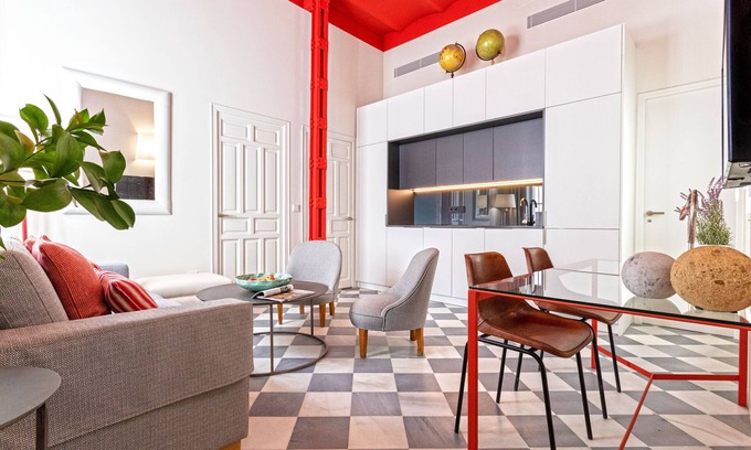 San Vicente Apartment | Convenient Apartment Steps from City Center - San Laureano II