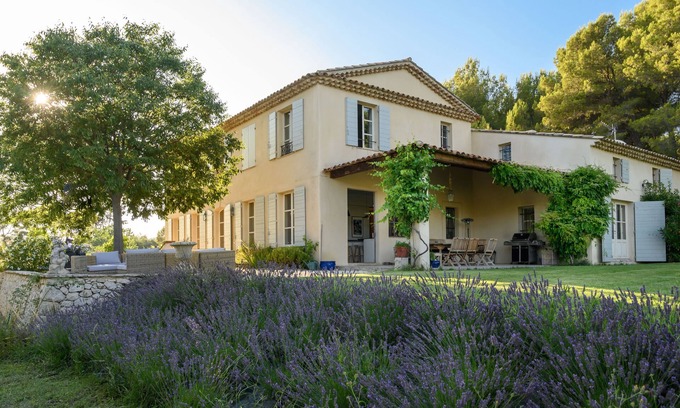 Nord House | Idyllic Bastide with Pool & Tennis Near Aix en Provence