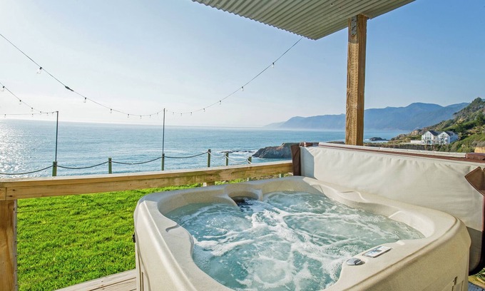 Shelter Cove Condo | Stunning Oceanview Retreat with Spa & Hot Tub in Shelter Cove