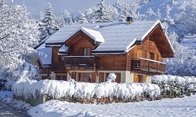 Saint-Chaffrey Ski Chalet | Elegant Chalet with Hot Tub and Mountain Views in Serre Chevalier