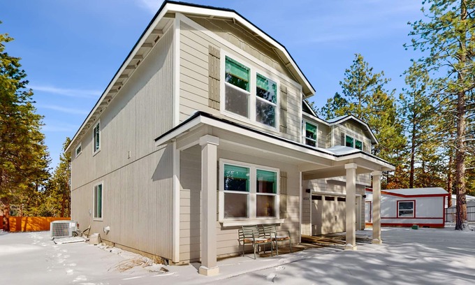 Deschutes River Woods House | Elegant Retreat on Creater Road with Spa and Family Amenities