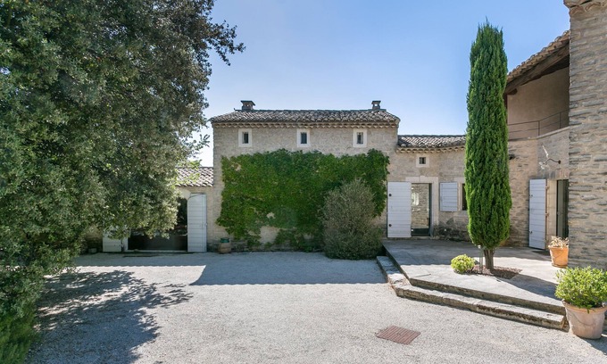 Cabrieres-d'Avignon Villa | Exquisite 5-Bedroom Villa with Pool Near Gordes – Rated 10/10