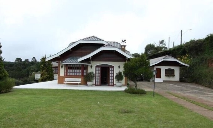Campos do Jordao House | Welcoming House in Capivari with Scenic Views and Amenities
