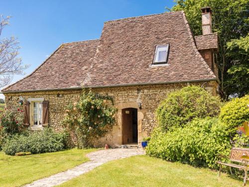 Thenon House | Inviting Holiday Home with Pool in Thenon for Families