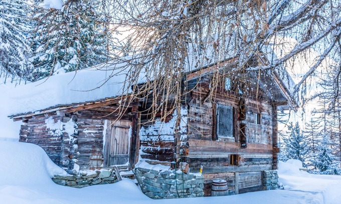 La Tzoumaz Ski Chalet | Charming Chalet on La Gouille à l'Ours Trail, Rated 9.4/10
