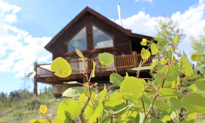 Grand Country Estates House | Idyllic Mountain Cabin with Scenic Views & Top Amenities