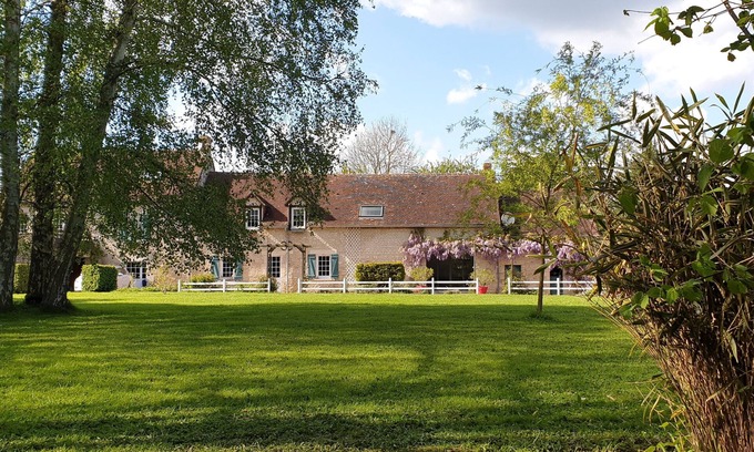 Ri House | Enchanting Normandy Farmhouse with Breakfast & Childcare