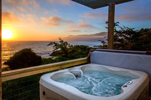 Shelter Cove Apartment | Oceanfront Escape with Hot Tub & Tesla Charging in Shelter Cove