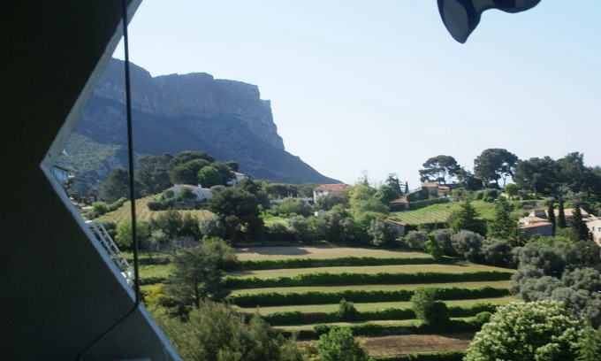 Cassis Apartment | Serene 4-Star Apartment with Ocean View and Pool Access