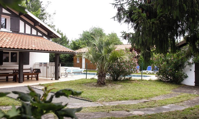 Sainte-Eulalie-en-Born Villa | Villa Landaise: Private Pool & Scenic Wooded Grounds
