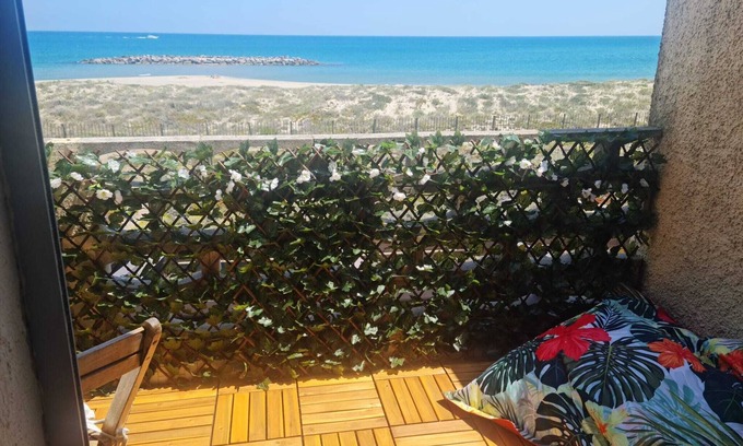 Le Barcares Apartment | Prime Oceanfront Retreat with Exceptional Guest Ratings