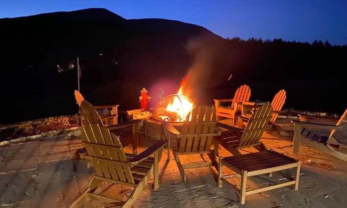 Sunderland House | Inviting Vermont Home with Free WiFi and Full Kitchen